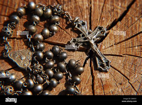 Immagine del Rosario con un crocifisso e un'ostia