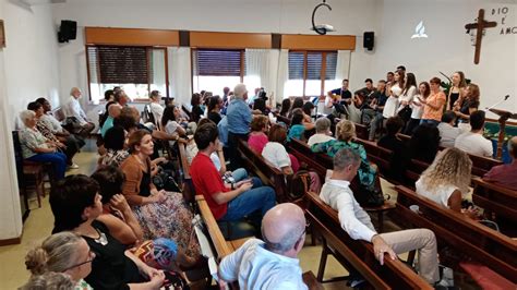 Un pastore avventista che predica in chiesa