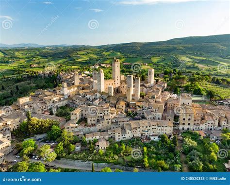 Veduta aerea panoramica della cittadina di Medjugorje con la Chiesa di San Giacomo in evidenza