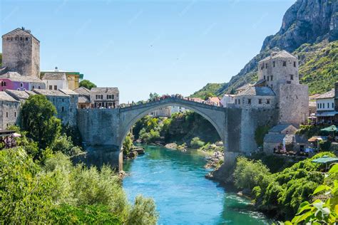 Veduta del celebre ponte Stari Most a Mostar e delle cascate di Kravica
