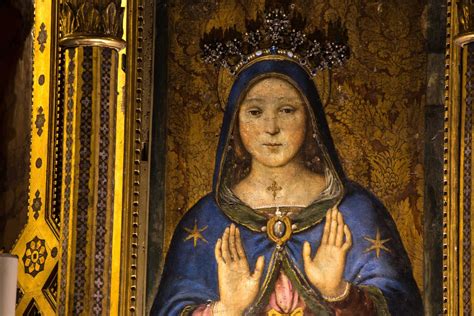 Dettaglio della statua lignea della Madonna delle Grazie nella chiesa di San Francesco a Gela