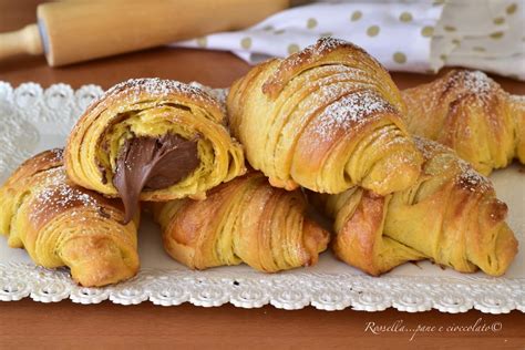 Foto di cornetti caldi e dolci di pasticceria artigianale