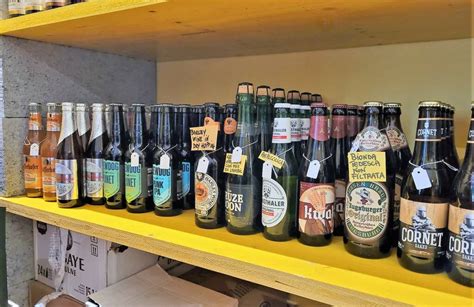 Scaffale con vasta selezione di birre e distillati o foto di cocktail e spritz