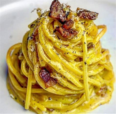 Immagine di un piatto di spaghetti alla carbonara o tramezzini