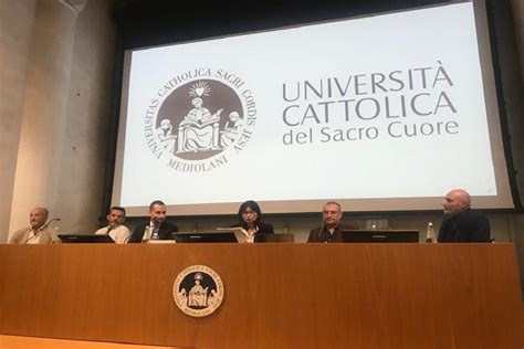 Foto di un convegno religioso con partecipanti e relatori