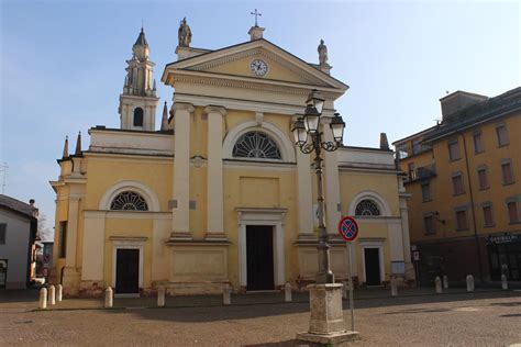 Foto della facciata della Collegiata della Beata Vergine Annunciata