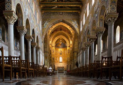 Foto dell'interno della Collegiata, con vista sulle navate e il presbiterio