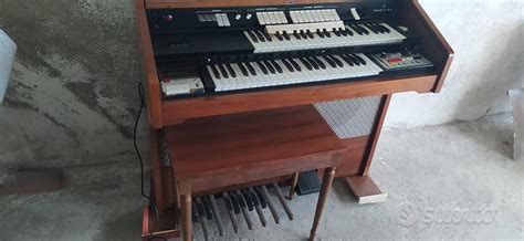 Foto di organo elettronico liturgico in un ambiente domestico o di piccole dimensioni