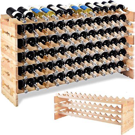 Scaffale con bottiglie di liquori, birre e vini dell'Abbazia