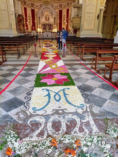 Foto suggestiva dell'Infiorata del Corpus Domini nella navata centrale