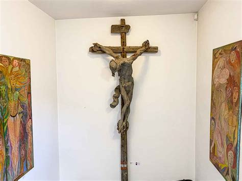 Crocifisso doloroso artigianale della Val Gardena con dettagli anatomici e finiture in foglia d'oro