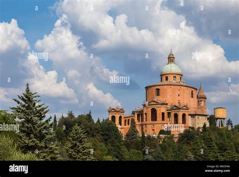 Veduta panoramica del Colle della Guardia con il Santuario di San Luca che domina il paesaggio bolognese