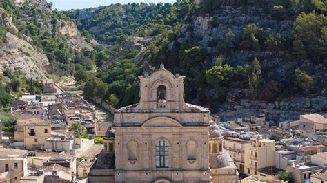 Santuario della Madonna della Nova, Ostuni: vista esterna del santuario con la facciata gotica