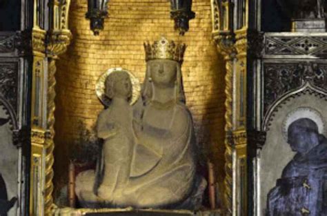 Statua della Vergine con Bambino all'interno del Santuario della Madonna della Nova