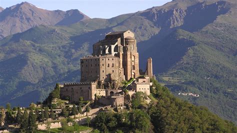 Veduta panoramica e suggestiva della Sacra di San Michele arroccata sulla vetta del monte Pirchiriano