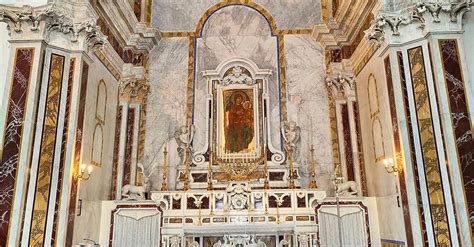 Interno del Santuario con opere d'arte sacra