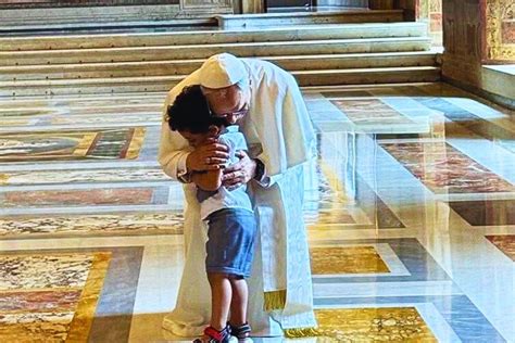 Tematica foto di un bambino avvolto in un panno bianco in un battistero