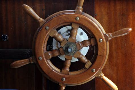 Timone di una nave con orizzonte aperto e una bussola