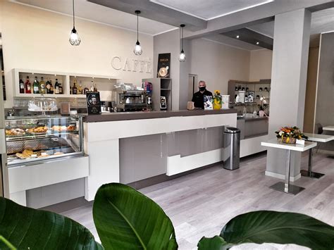 Interno di un bar/ristoro accogliente per pellegrini