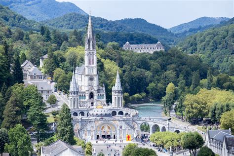 Vista aerea del Santuario di Lourdes con le sue basiliche e la grotta