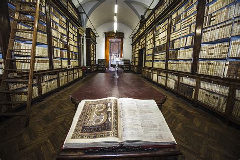 Interno della maestosa Biblioteca dell'Abbazia di San Floriano con manoscritti antichi