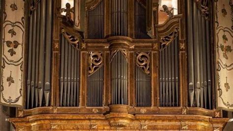 Fotografia dell'organo monumentale nella chiesa abbaziale, associato ad Anton Bruckner