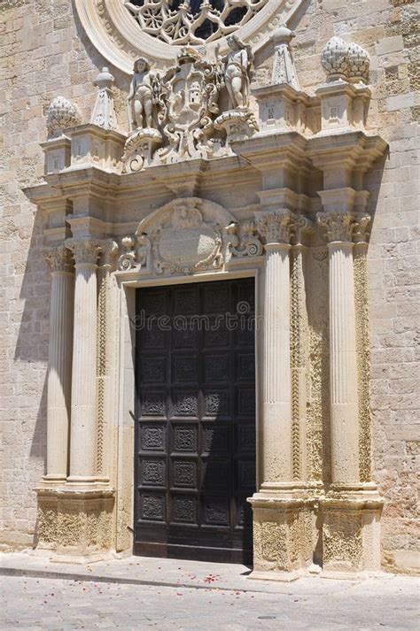 Portale barocco della Cattedrale di Otranto con stemma e angeli
