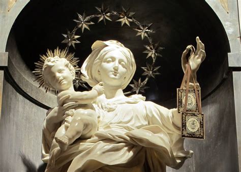 Un'illustrazione della Madonna del Carmine con lo scapolare o una veduta del Monte Carmelo in Palestina