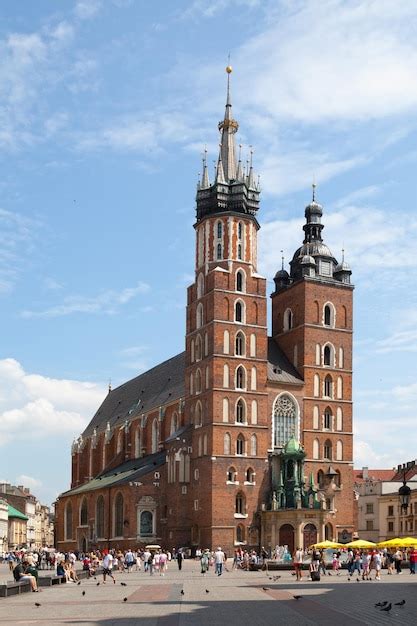 Foto della facciata esterna della Basilica di Santa Maria a Cracovia con le due torri