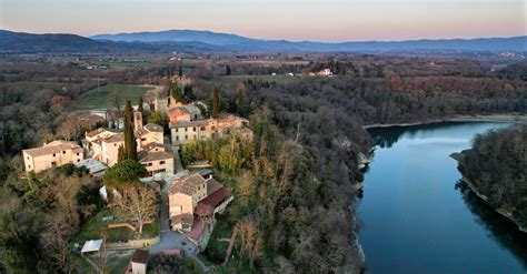 Foto panoramica della Cittadella Orizzonti di Pace a Medjugorje immersa nella natura