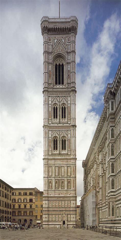 Veduta panoramica del Campanile di Giotto accanto alla Cattedrale di Santa Maria del Fiore