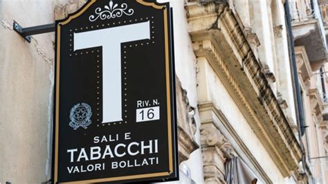 Tabaccheria italiana con insegna tradizionale
