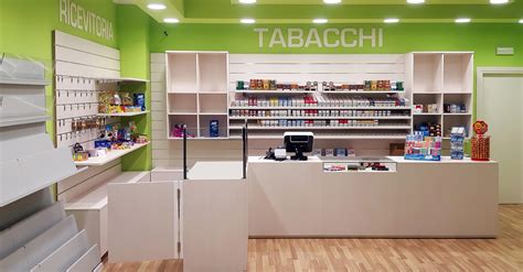 Foto di interni di una tabaccheria con prodotti esposti