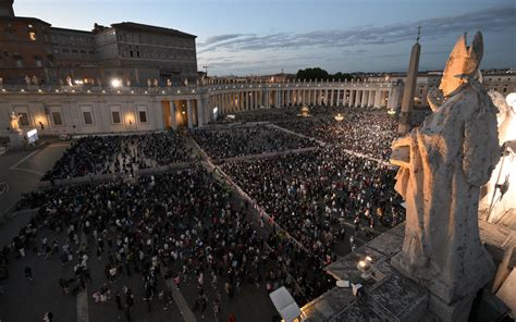 Foto dei fedeli in preghiera in Piazza San Pietro o durante momenti di veglia collettiva.