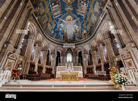 Interno della Basilica del Sacro Cuore a Gallarate durante una celebrazione