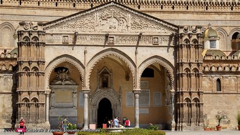 Dettaglio del portico meridionale della Cattedrale di Palermo in stile gotico-catalano