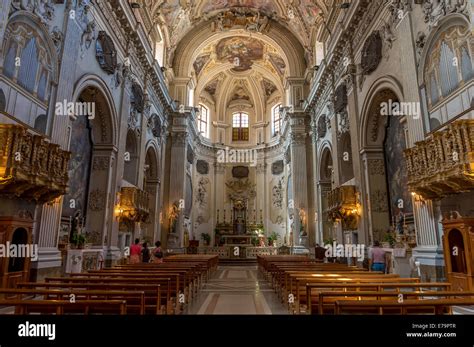 Interno della Cattedrale di Palermo con le sue navate e la meridiana sul pavimento