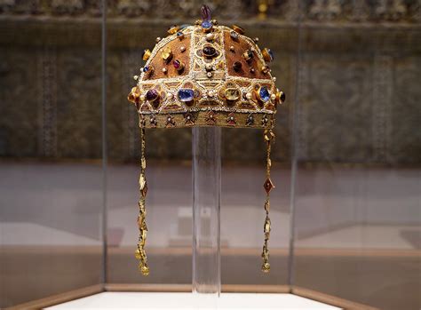 Corona e gioielli appartenenti a Costanza d'Aragona, esposti nel Tesoro della Cattedrale di Palermo