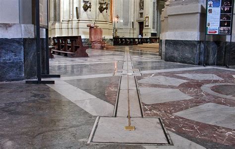 Meridiana in marmo sul pavimento della navata centrale della Cattedrale di Palermo