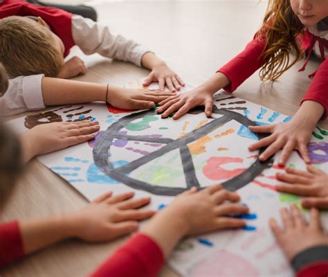 Bambini che lavorano a un progetto creativo sulla pace