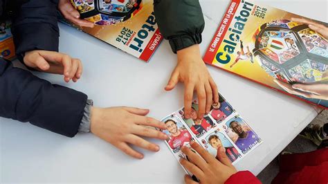 Bambini che scambiano tessere colorate per un collage collaborativo