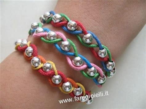 Braccialetti di lana intrecciati con i colori della pace