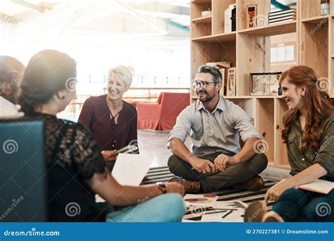 Gruppo di persone che partecipano a una sessione di brainstorming
