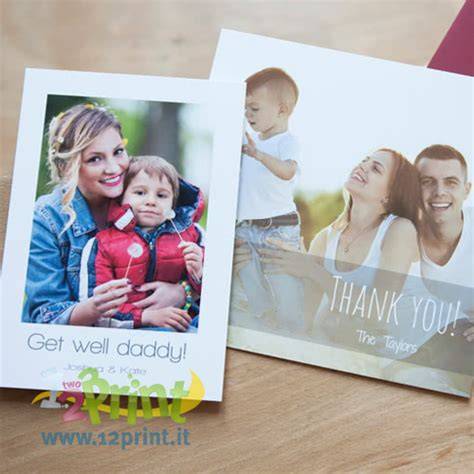 fotografia di un biglietto di auguri personalizzato o di un piccolo regalo