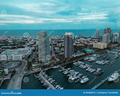 Skyline di Miami con grattacieli e palme