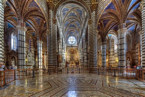 Interno del Duomo di Siena, con enfasi sulle fasce bianche e nere e sul pavimento
