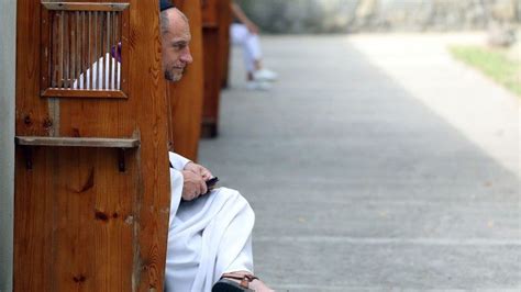 sacerdote nel confessionale