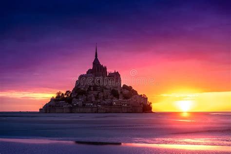 Mont Saint Michel al tramonto con la marea
