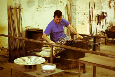 Vetreria di Murano con artigiano al lavoro