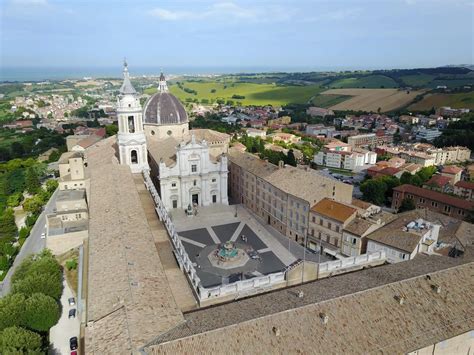 Veduta aerea della Basilica di Loreto e della Piazza della Madonna nel contesto del panorama marchigiano